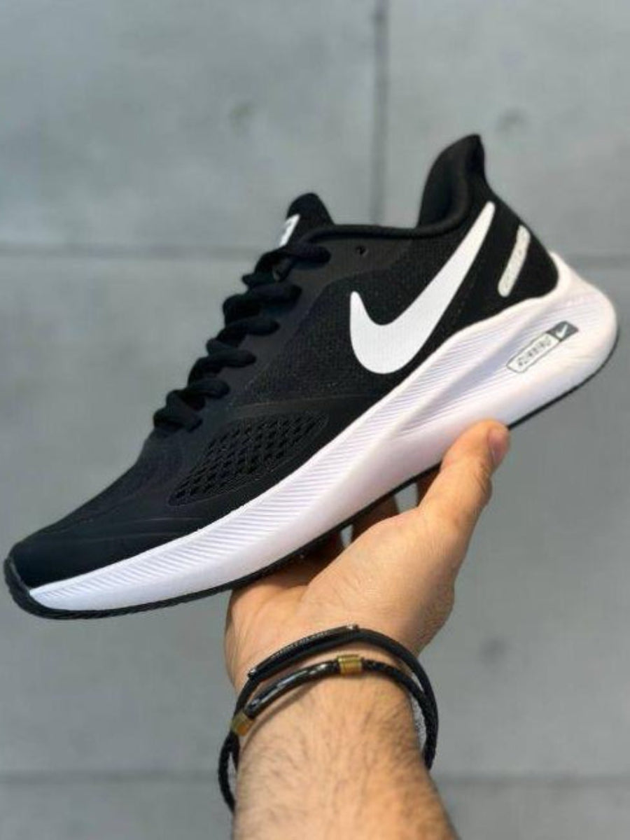 Classic Nike Sneaker - Black/White