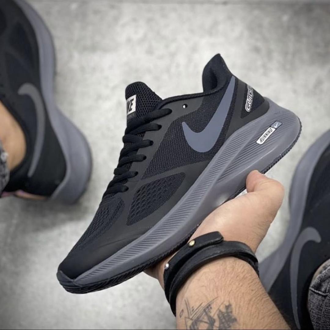 Classic Nike Sneaker - Black